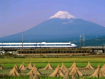 http://destinationjourney.files.wordpress.com/2007/12/shinkansen2.jpg